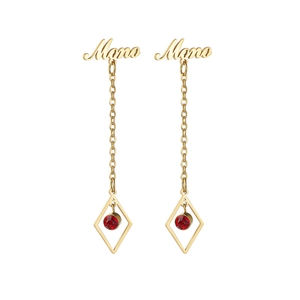Boucles d'oreilles dorées Momo avec pierre rouge et cadre losange sur fond blanc