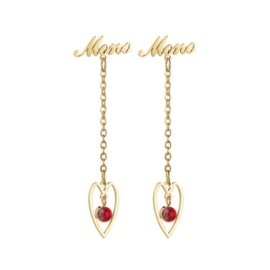 Détail de boucles d'oreilles Mom dorées avec pierre cœur rouge et chaîne élégante