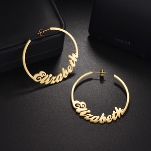 Boucles d'oreilles créoles dorées personnalisées avec le prénom Elizabeth écrit