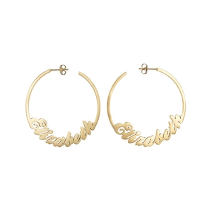 Créoles dorées personnalisées avec le prénom Elizabeth pour un look minimaliste et élégant