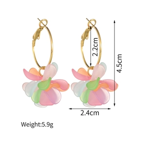 Détail de boucles d'oreilles fleurs en résine colorée avec anneaux dorés et mesures