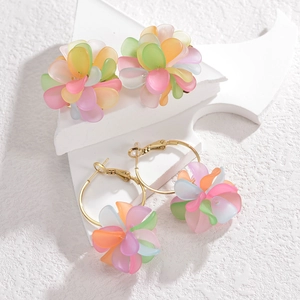 Boucles d'oreilles fleurs colorées en acier inoxydable avec pétales en résine pastel