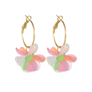 Détail de créoles dorées avec des pétales de fleurs colorés translucides au style d'été