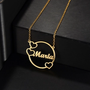 Collier personnalisé doré en acier avec pendentif cercle, cœurs et prénom Maria