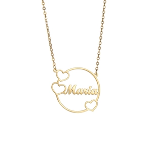 Collier prénom Maria personnalisé avec pendentif rond et motifs de cœur en acier doré