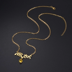 Collier en acier doré avec pendentif bois de cerf et pierre précieuse jaune sertie