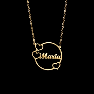 Collier prénom Maria doré avec pendentif circulaire et motifs de cœurs évidés