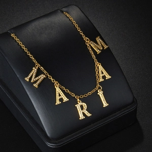Collier en acier inoxydable doré avec pendentifs lettres MARIA et zircons brillants