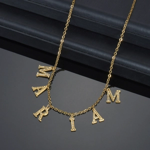 Collier en acier doré avec pendentifs lettres MARIAM sertis de cristaux