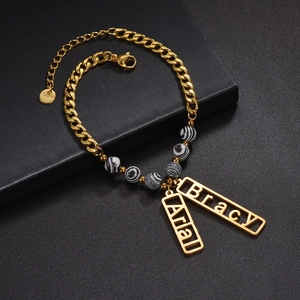 Bracelet perlé en acier inoxydable doré personnalisé avec les prénoms Arial et Bracy