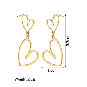 Boucles d'oreilles cœur ajouré en or 18 carats avec un design élégant à double cœur