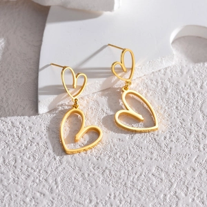 Boucles d'oreilles pendantes coeur évidé en acier inoxydable plaqué or 18 carats