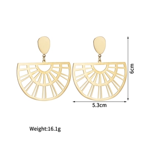 Boucles d'oreilles pendantes évidées en forme d'éventail dorées à l'or 18 carats, 6cm