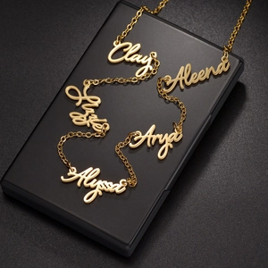 Collier prénom personnalisé en acier inoxydable 304 avec cinq pendentifs dorés