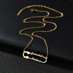 Détail du collier épingle à nourrice personnalisé en or avec plaque nominative