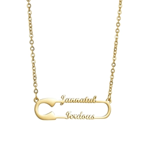 Détail du collier prénom personnalisé en forme d'épingle de nourrice doré à l'or