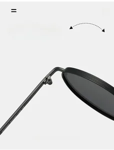 Détail de la charnière métallique et des spécifications gravées sur les lunettes noires