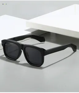 Détails de lunettes de soleil carrées polarisées noires sur supports géométriques chic