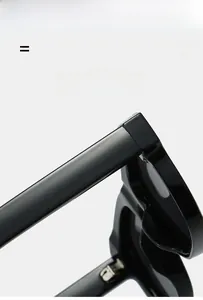 Détail des charnières élastiques légères et de la texture lisse des lunettes de soleil