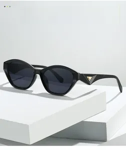 Vue détaillée de lunettes œil de chat noires avec détails triangulaires dorés aux branches