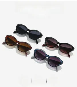 Détail de lunettes de soleil œil de chat montrant des montures noires, brunes et rouges