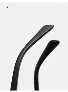 Détail des branches de lunettes noires brillantes pour un port ergonomique confortable