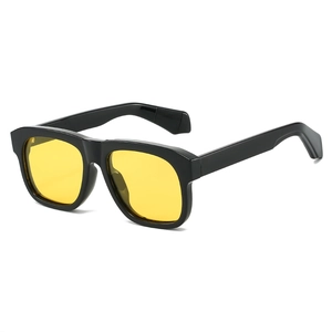 Lunettes de soleil carrées noires rétro avec verres jaunes vue de profil à 45 degrés