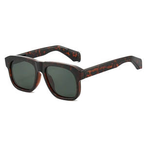 Lunettes de soleil rétro polarisées avec monture écaille et verres foncés sur fond blanc
