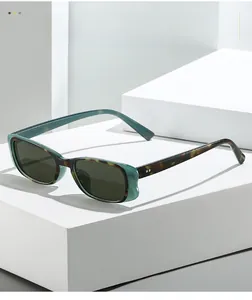 Detail der grünen und Schildpatt-Sonnenbrille mit Textur und Nieten am Rahmen