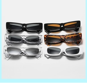 Détail de six lunettes de soleil rectangulaires rétro en noir, écaille et coloris transparent