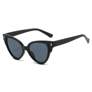 Lunettes de soleil œil de chat élégantes avec monture noire et verres gris à rivets argent