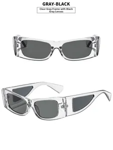 Détail de lunettes de soleil gris transparent avec monture large et découpes latérales