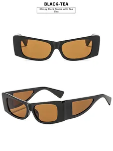Détail de lunettes de soleil rectangulaires rétro avec branches larges et design creux
