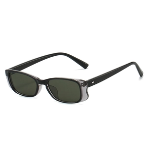 Retro-Rechteck-Sonnenbrille mit Seitenschutz und dunklen Gläsern im schwarzen Rahmen