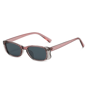 Kleine Retro-Rechtecksonnenbrille mit rosa Rahmen und dunkelgrauen Gläsern