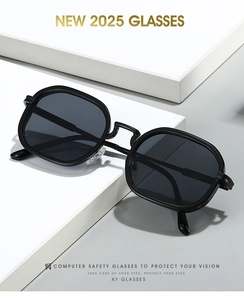 Détail de lunettes de soleil carrées noir mat avec verres gris sur podium