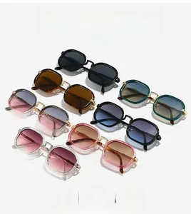 Collection de lunettes de soleil carrées rétro avec divers verres et montures