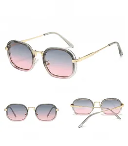 Vue en trois angles de lunettes de soleil carrées en métal avec monture dorée