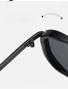 Détail de la charnière métallique durable sur lunettes de soleil carrées pour pliage