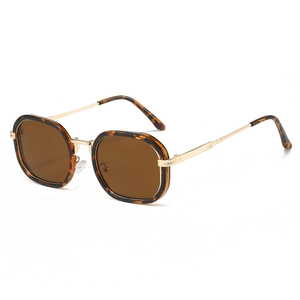Lunettes de soleil vintage carrées écaillées avec branches dorées sur fond blanc