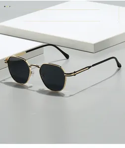 Détail de lunettes de soleil rondes vintage en métal doré avec verres foncés