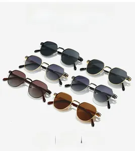 Vue détaillée de six lunettes de soleil rétro avec montures métal et verres colorés