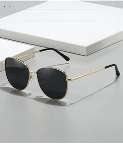 Détail des lunettes aviateur vintage avec monture en métal doré et verres noirs