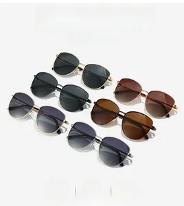 Vue détaillée de lunettes de soleil carrées en métal en six coloris assortis