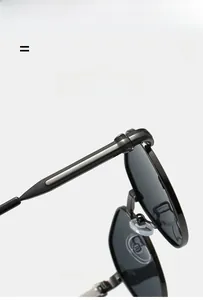 Détail des charnières flexibles et de l'insert métallique sur les branches de lunettes