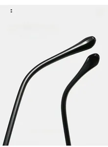 Vue détaillée des branches noires incurvées lisses des lunettes de soleil minimalistes