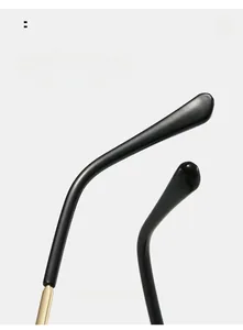 Détail de la branche de lunettes noire brillante avec charnière dorée et courbe douce