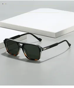Détail des lunettes aviateur punk avec monture bicolore et logo sur la charnière en métal