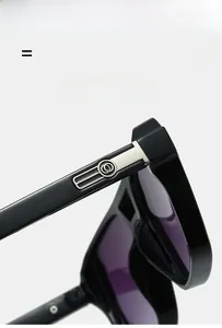 Détail de la branche de lunettes noire avec anneau en métal argenté et texture