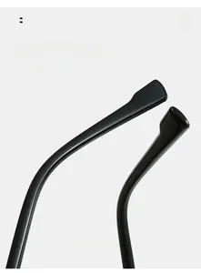 Gros plan détaillé des branches de lunettes ergonomiques noir brillant pour un port confortable